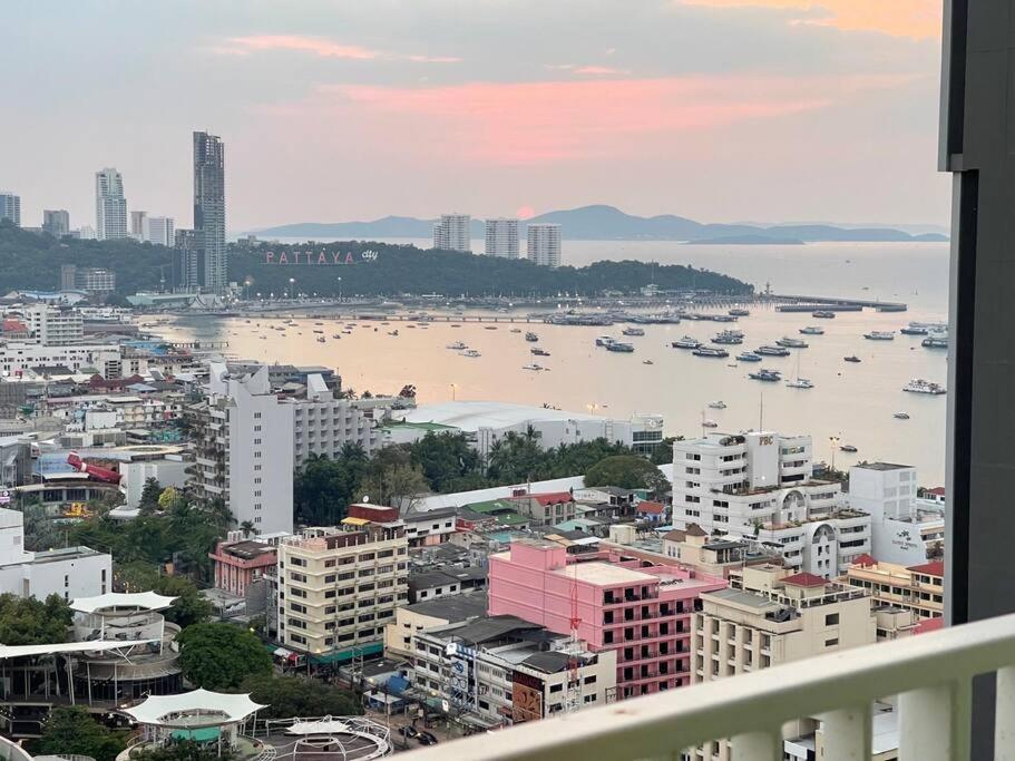 Base Central Pattaya Long Balcony King-Bed With Infinity Pool & Free Netflix! Exteriör bild
