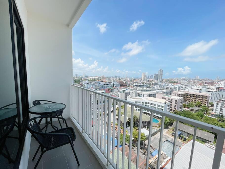 Base Central Pattaya Long Balcony King-Bed With Infinity Pool & Free Netflix! Exteriör bild